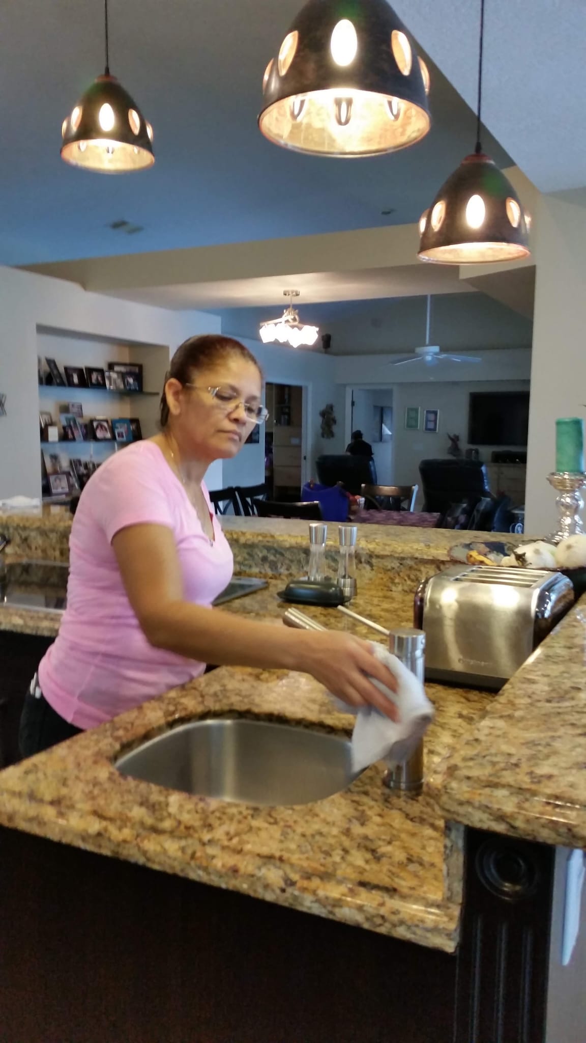Equipo de A Caring Sparkle Cleaning trabajando en Port St. Lucie, FL